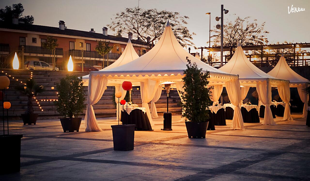 Salón moderno y cómodo para eventos elegantes y bien organizados.