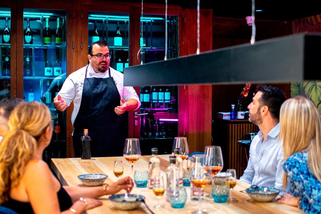 Yubá Experience en Málaga Premium Hotel, salón elegante y exótico ideal para eventos privados con estilo.