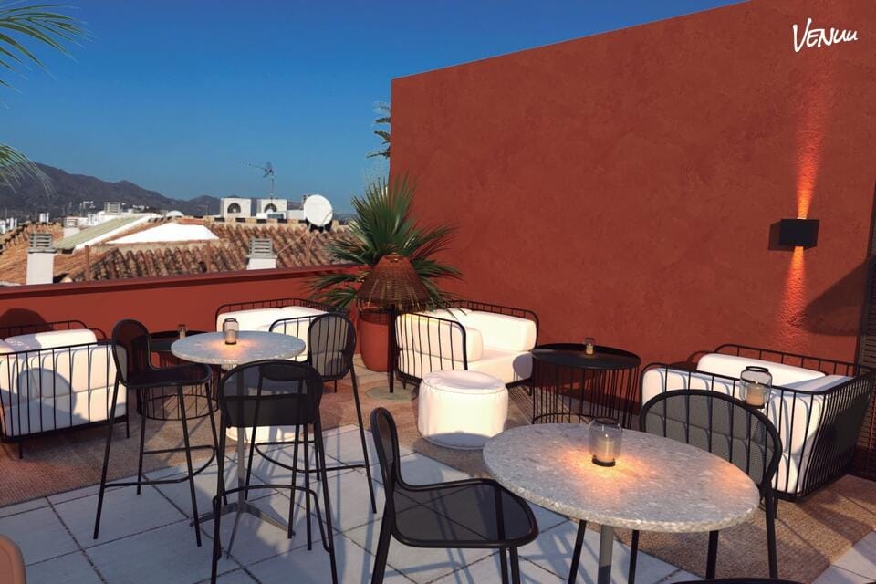 Terraza Quizás en Málaga, espacio moderno y relajado ideal para bodas íntimas con estilo propio.