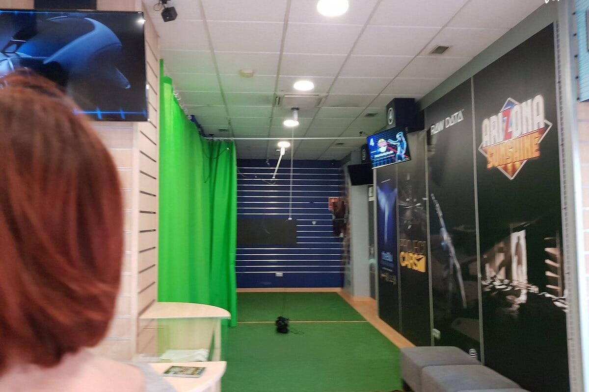 Niños disfrutando de juegos de realidad virtual en VRFun Málaga Centro.