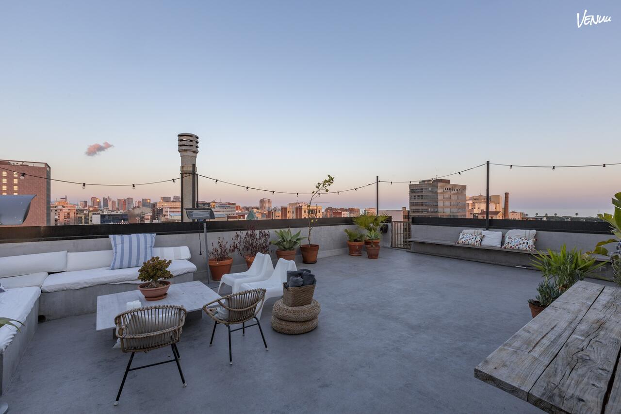 Terraza moderna Espai Granada en Barcelona con vistas espectaculares y estilo urbano chic.