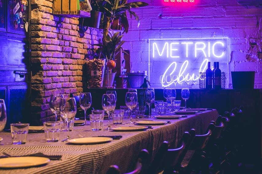 Metric Market Barcelona, espacio moderno para cenas de grupo y celebraciones.