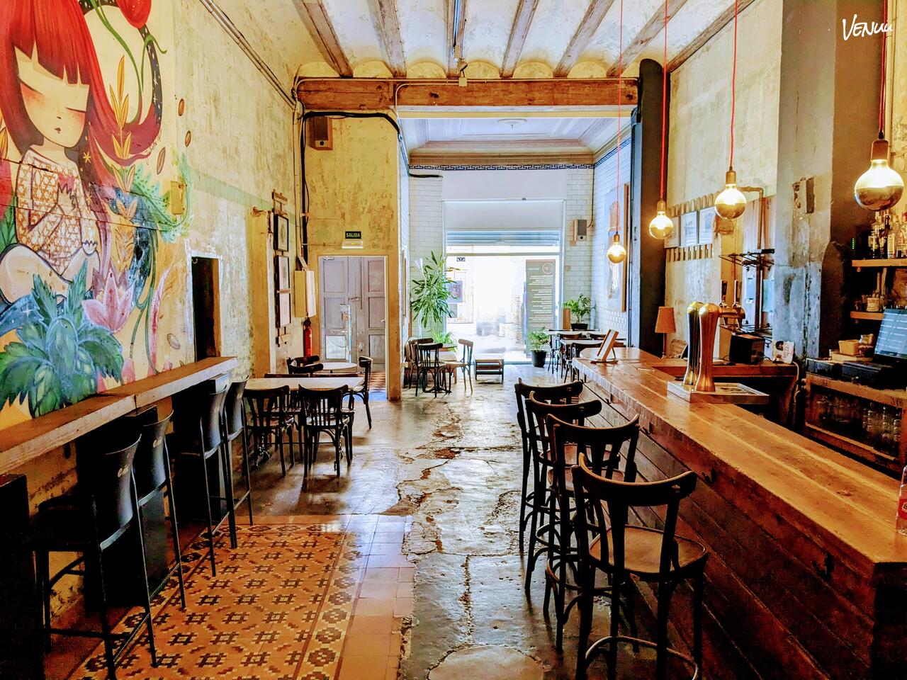 Fachada de La Escuela de Ruzafa en Valencia, local versátil para eventos infantiles.