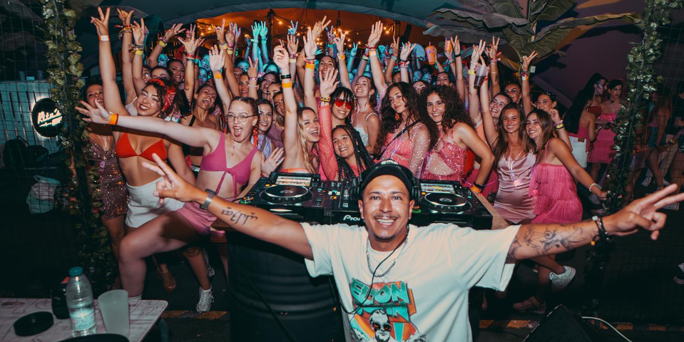 Montes_of_Music, DJ madrileño con sesiones modernas y ritmos urbanos para eventos corporativos y fiestas.