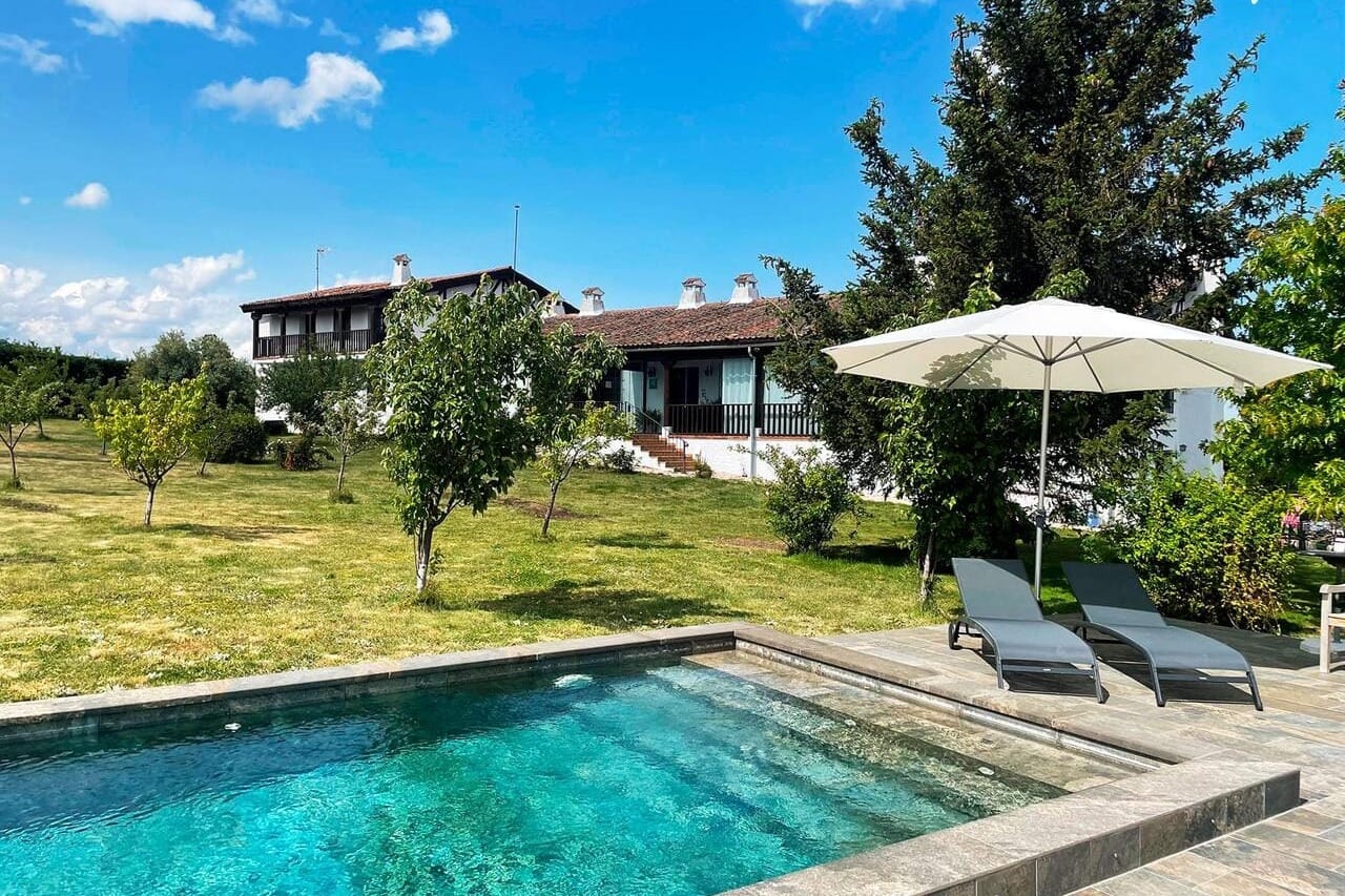  Casón de la Pinilla, antigua vaquería restaurada con jardín y vistas para bodas rurales cerca de Madrid.