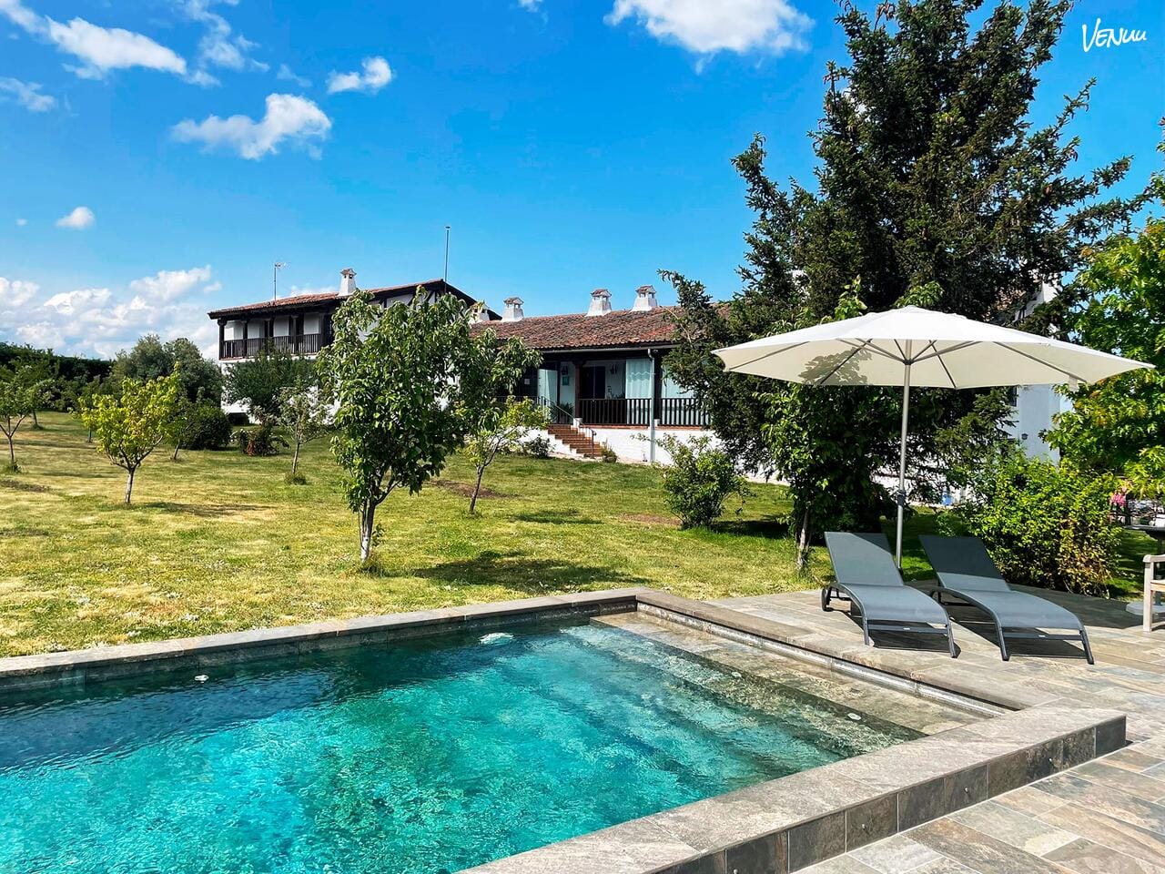 Casón de la Pinilla, antigua casa rural con jardín y entorno natural para escapadas asequibles.