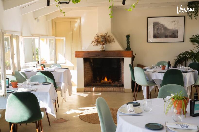 Salón privado con chimenea en Madrid, perfecto para cenas íntimas y celebraciones acogedoras.