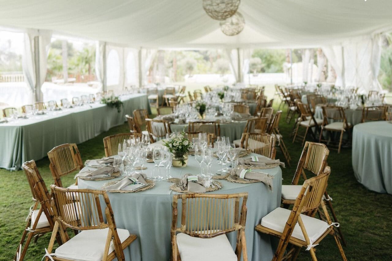 Finca Les Palmeres Benidorm, espacio con palmeras y piscina ideal para fiestas masivas en la costa.