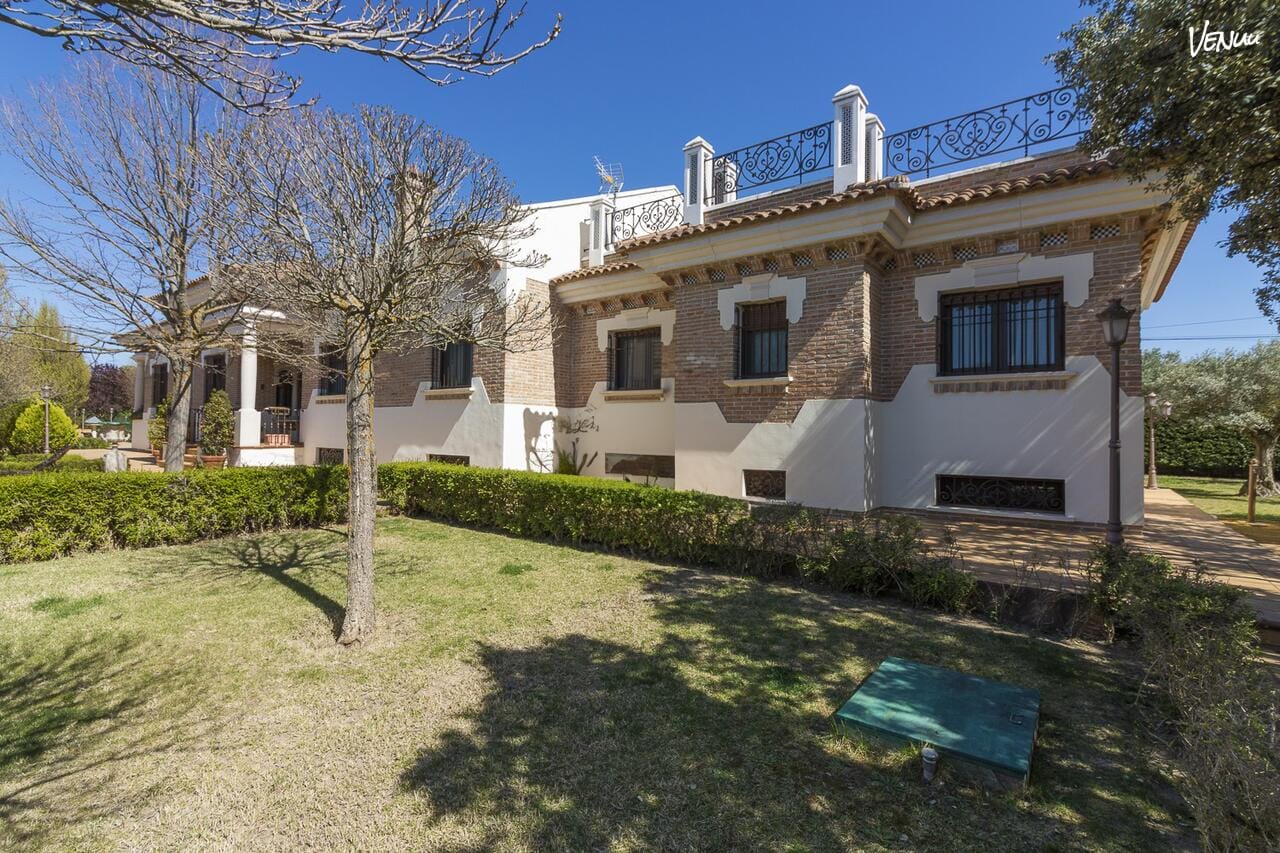Finca Quinta de Serena, finca moderna con jardines, piscina y estética de serie para bodas top en Madrid.