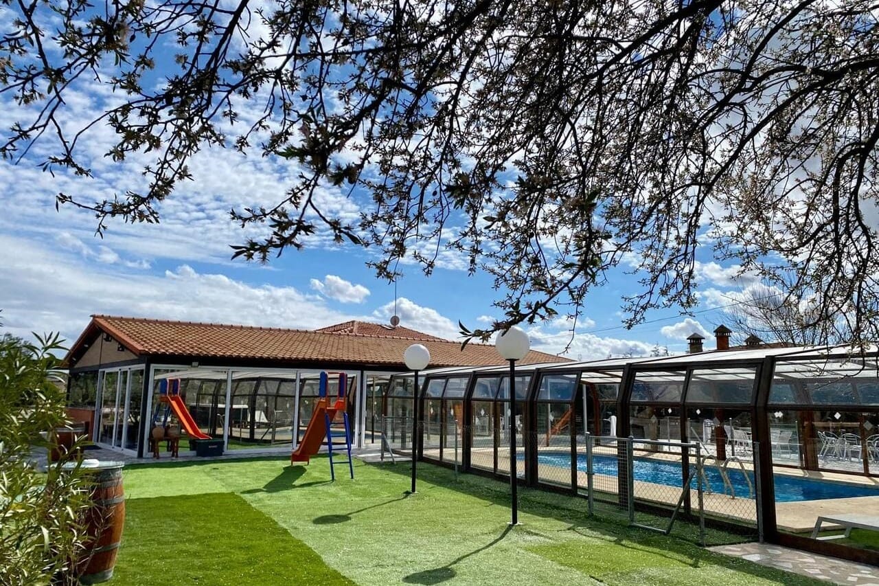 Fuente Cárdena Casa 4, villa completa con piscina, juegos y barra para fiestas épicas cerca de Madrid.