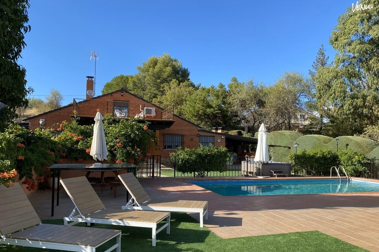 Fuente Cárdena Casa 1, casa rural con jacuzzi, bar, juegos y alojamiento para fiestas completas.