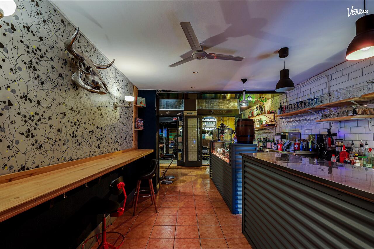 Maska, restaurante moderno con terraza, barra y sala de baile perfecto para celebraciones únicas en Barcelona.