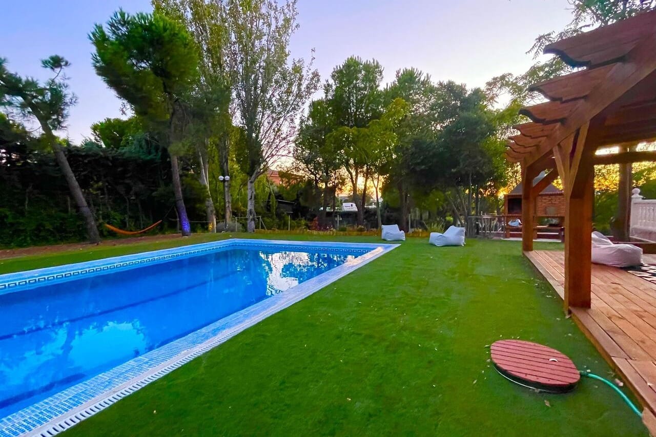 Finca Parboadilla Voile, espacio privado con piscina y zona chill para celebraciones cool en Madrid.