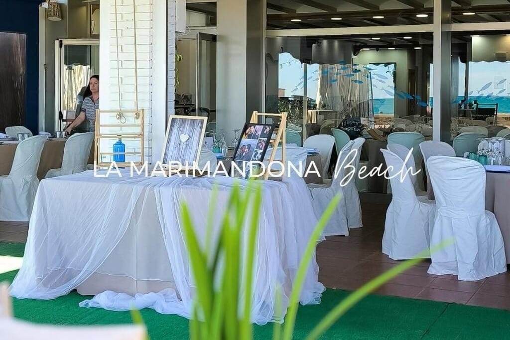 Terraza La Marimandona Beach, restaurante frente al mar en Valencia perfecto para comuniones soleadas.