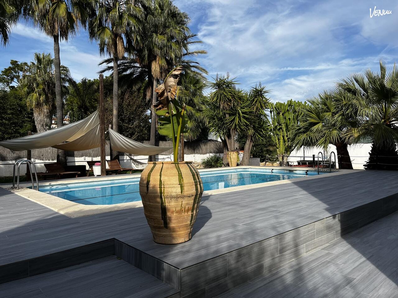 Villa ecológica en la Comunidad Valenciana con piscina, jacuzzi y jardín de ensueño para celebraciones privadas.