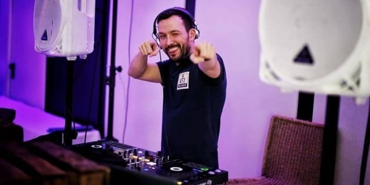 Sergiccdj, DJ con groove energético ideal para mantener el ritmo de eventos y celebraciones.