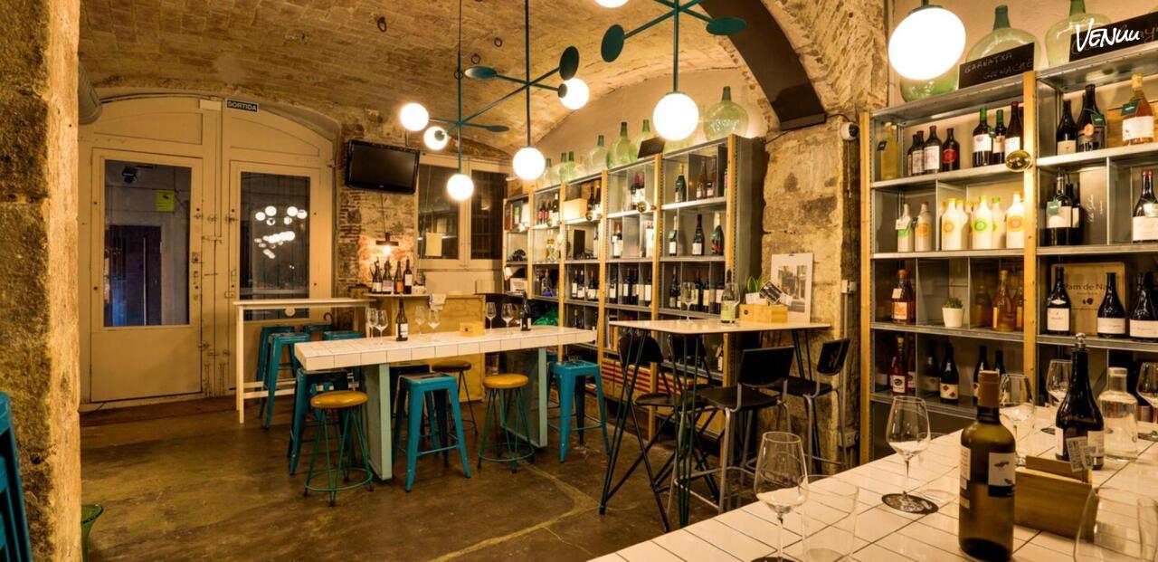 Agüita Vins, bodega con encanto en el centro de Barcelona ideal para cenas de empresa y eventos con mucho vino y personalidad.