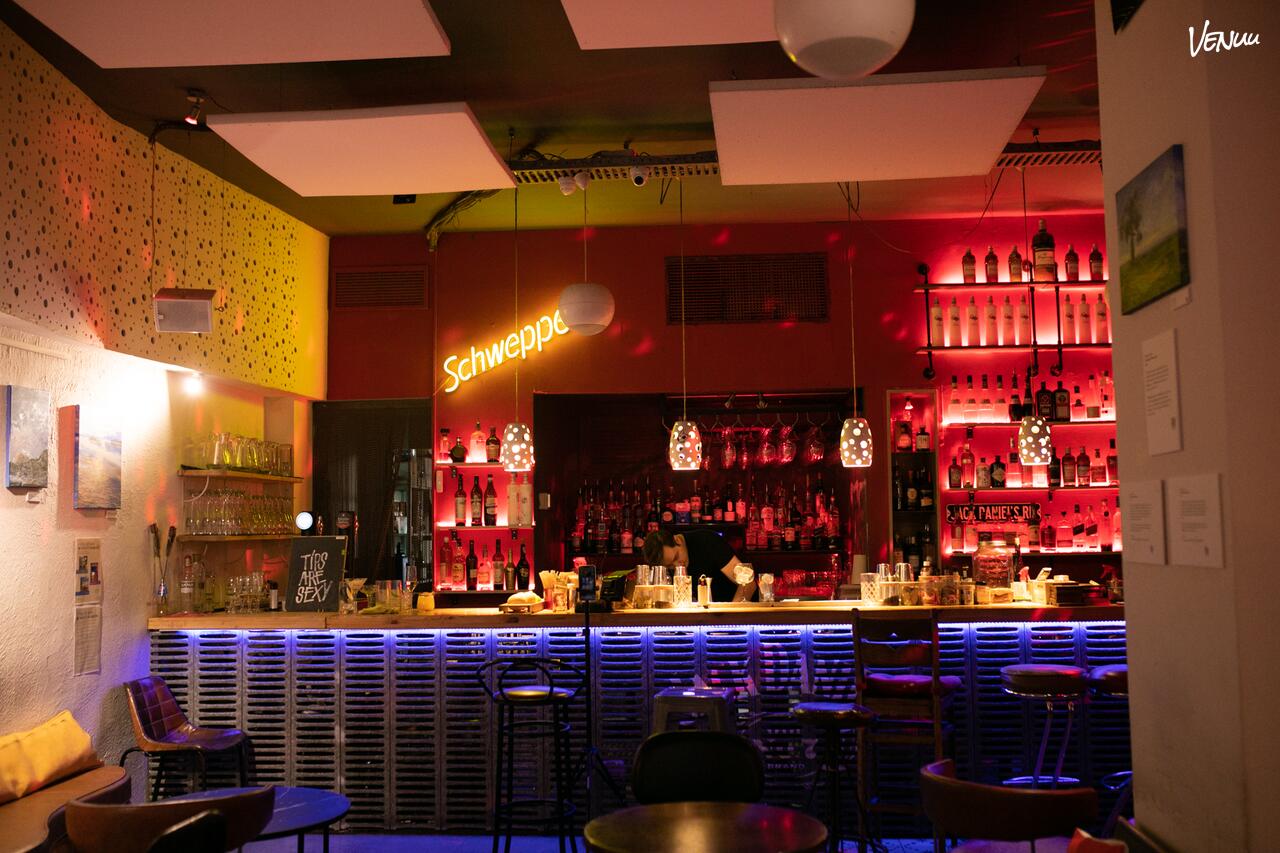 Café Berlín, espacio moderno en Valencia ideal para cumpleaños con música, copas y buen ambiente.