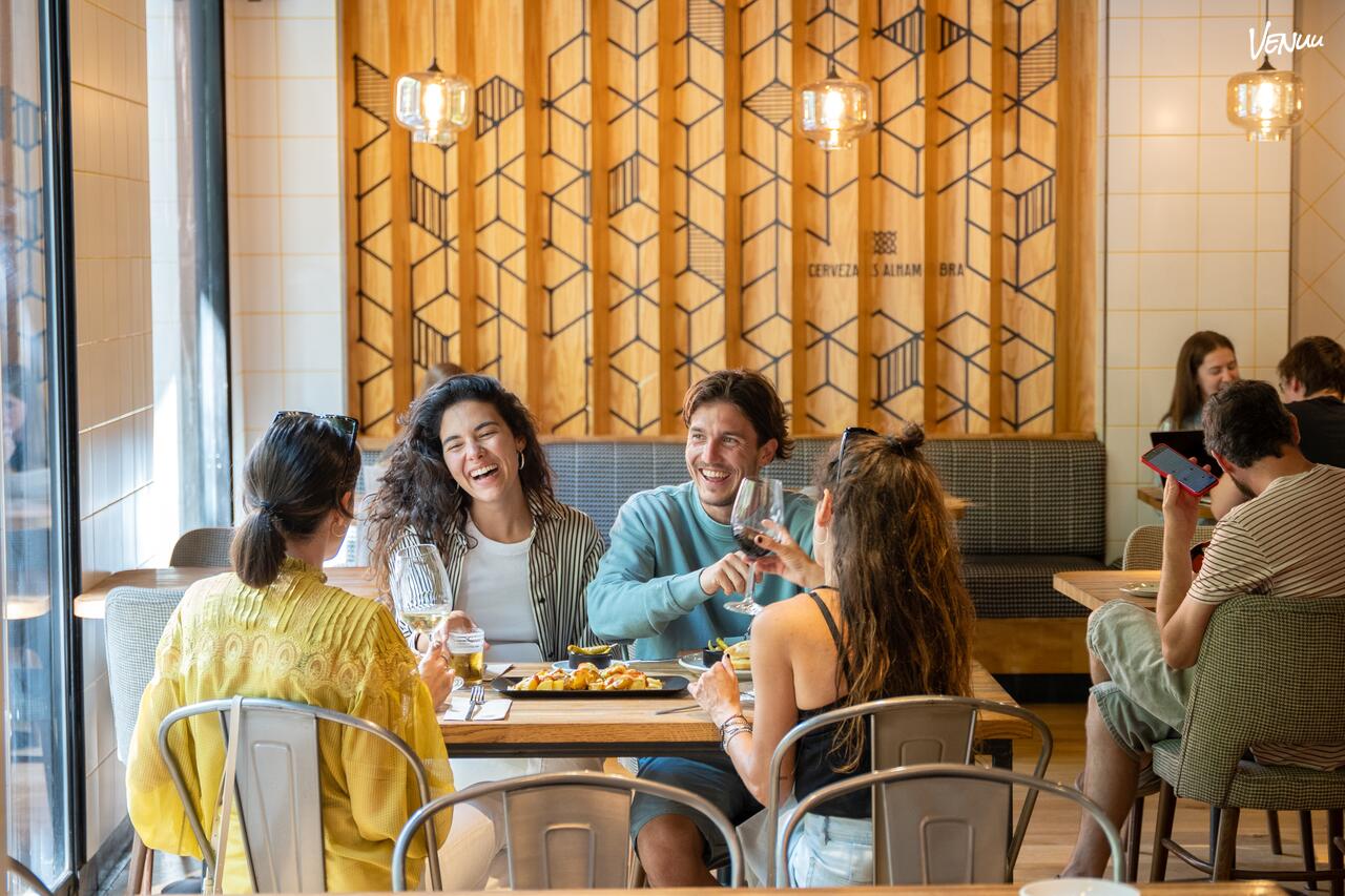 ELBAR Valencia, restaurante con terraza junto al mar ideal para cumpleaños relajados y con sabor.