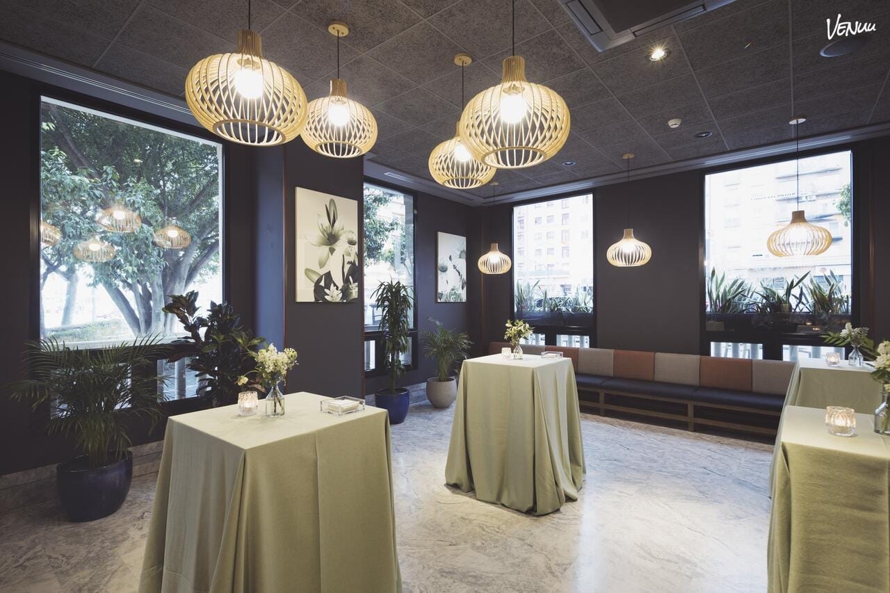 Gin Bar en Hotel Malcom and Barret, salón moderno y funcional para comuniones sin complicaciones.