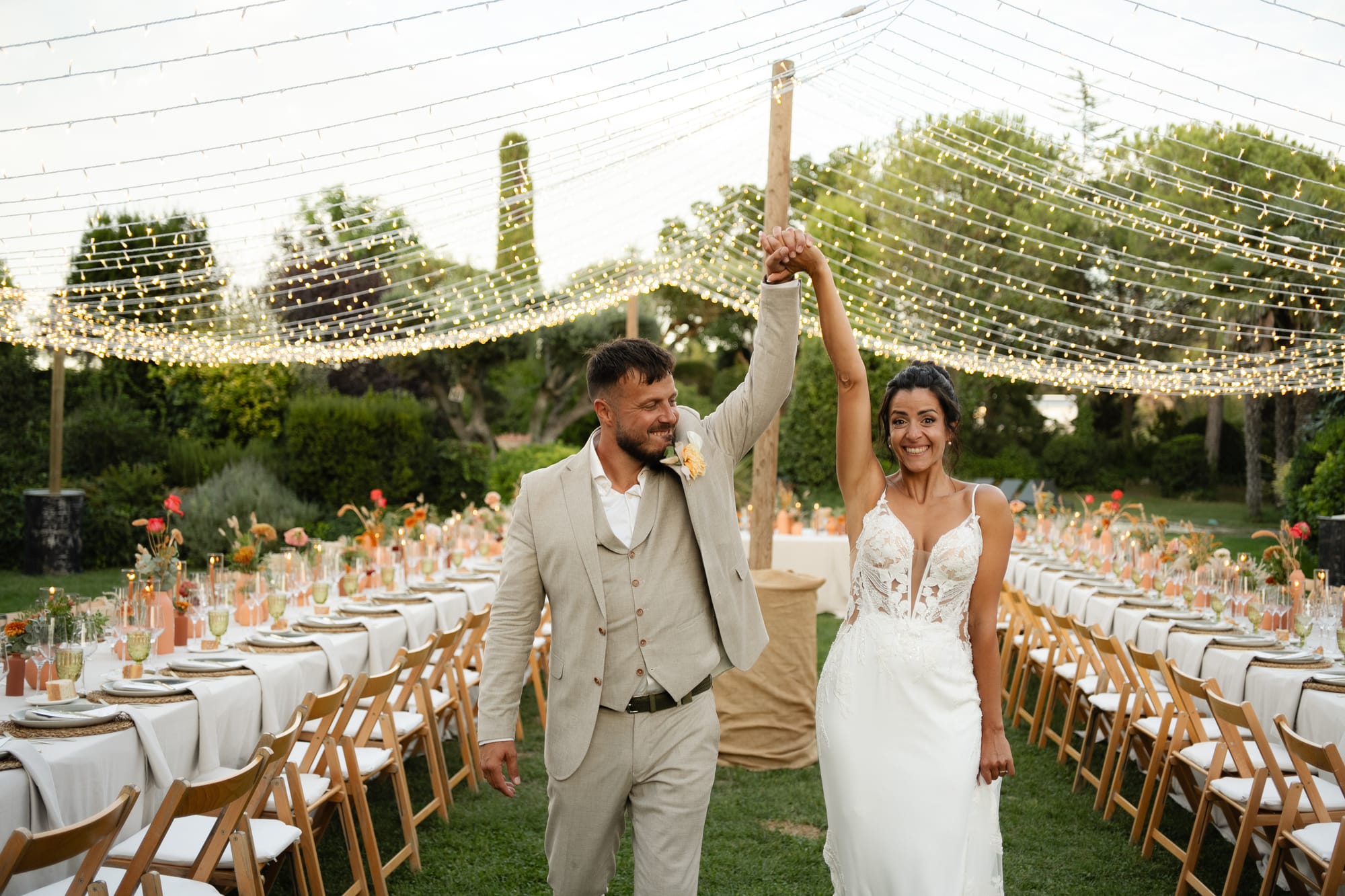 Pareja deslumbrante, boda aluscinante