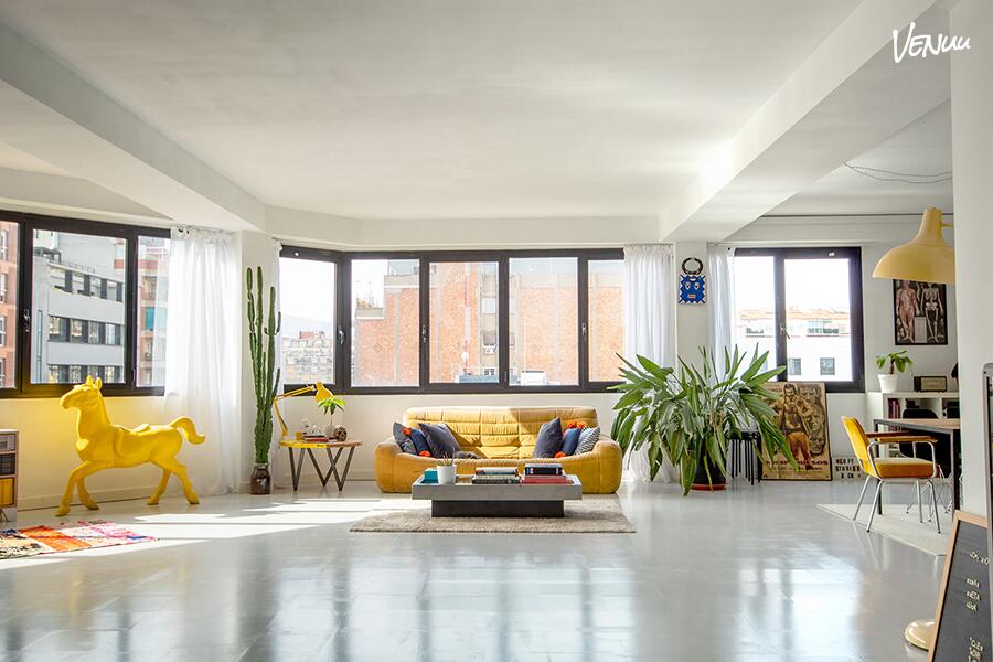 Espacio Loft Stories BCN estilo industrial preparado para evento creativo.