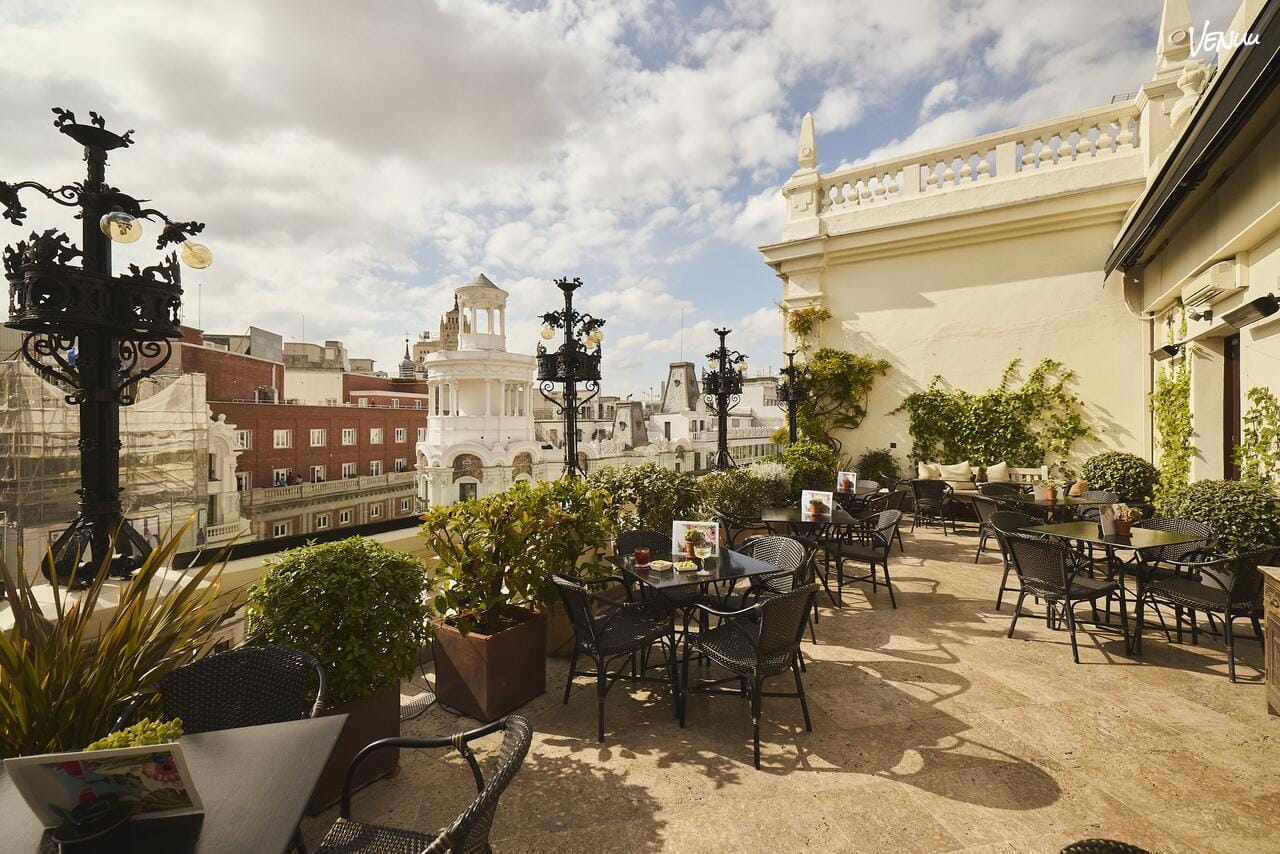 The Principal Hotel La Pérgola, terraza elegante sobre Madrid perfecta para bodas urbanas con encanto.