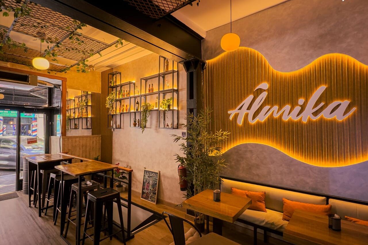 Almika Madrid restaurante elegante para cenas de empresa.