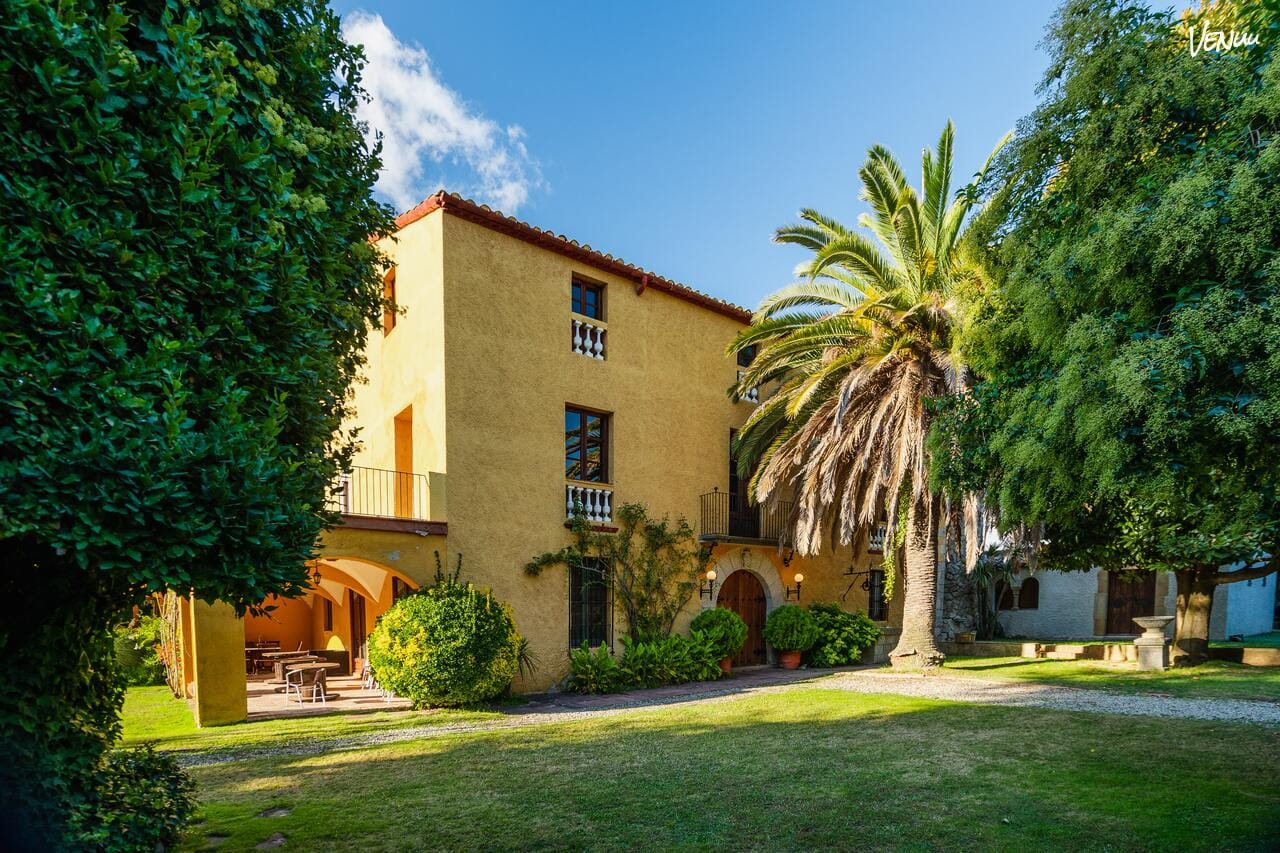 Exterior de la masía Can Massaguer preparado para fiesta de verano.