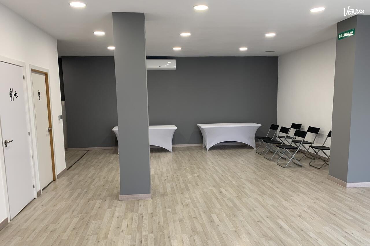 Salón amplio Eventos Metropolitano en Madrid preparado para baby shower familiar.