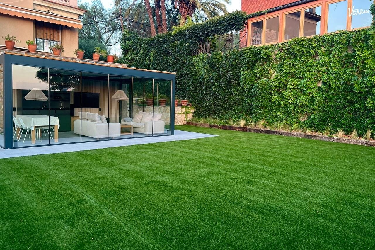 Jardín urbano Jardí Urbà BCN preparado para celebración veraniega.