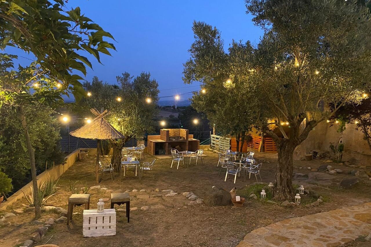 Jardín de L’Olivera preparado para bautizo familiar cerca de Barcelona.