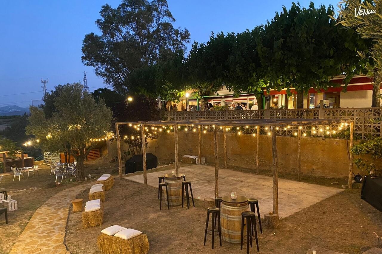 Jardín de L’Olivera casa rural preparado para fiesta de verano cerca de Barcelona.