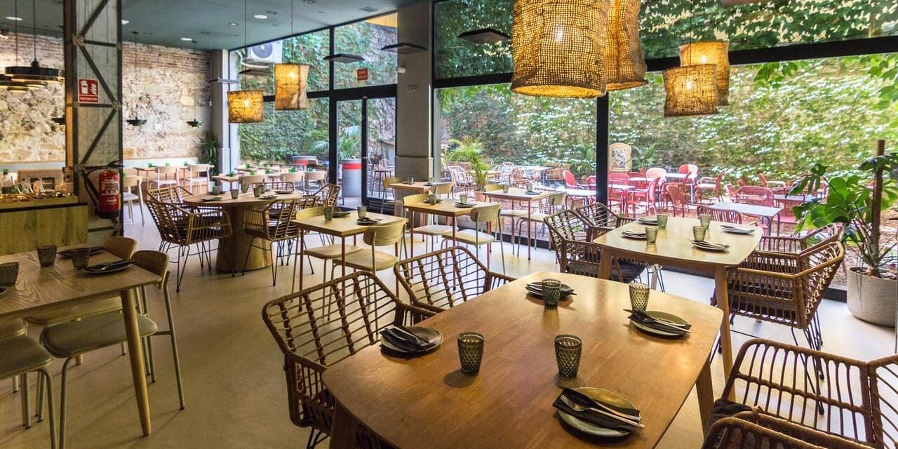 Interior de La Barcelonesa en Barcelona preparado para boda tipo cóctel. ---