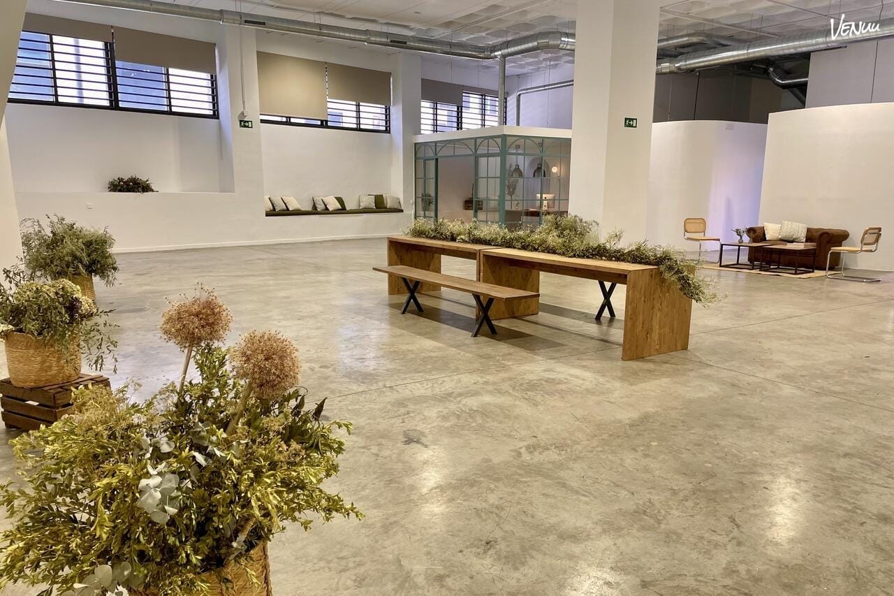 Interior de La Pecera Estudio Creativo en Madrid preparado para celebración familiar.