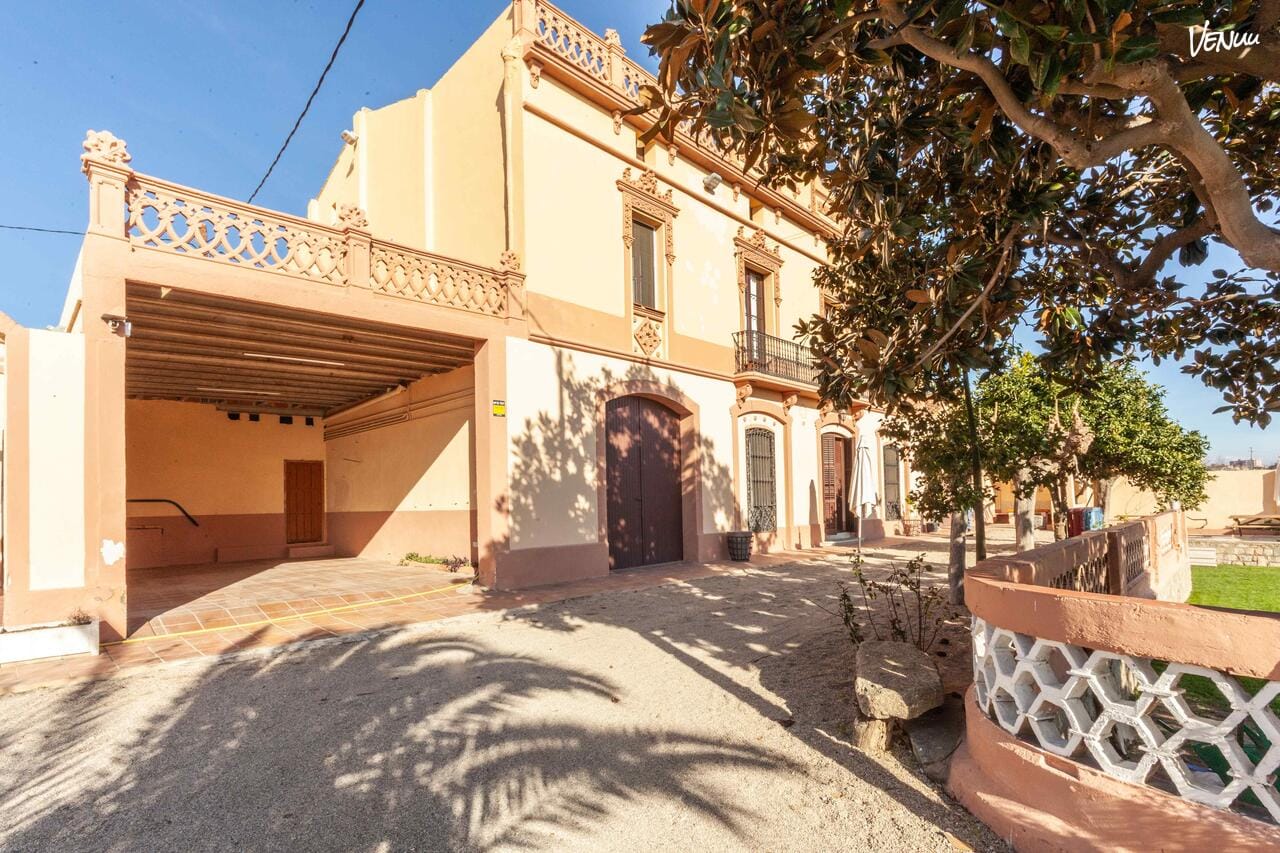 Masía La Bomba preparada para celebración familiar en Barcelona.