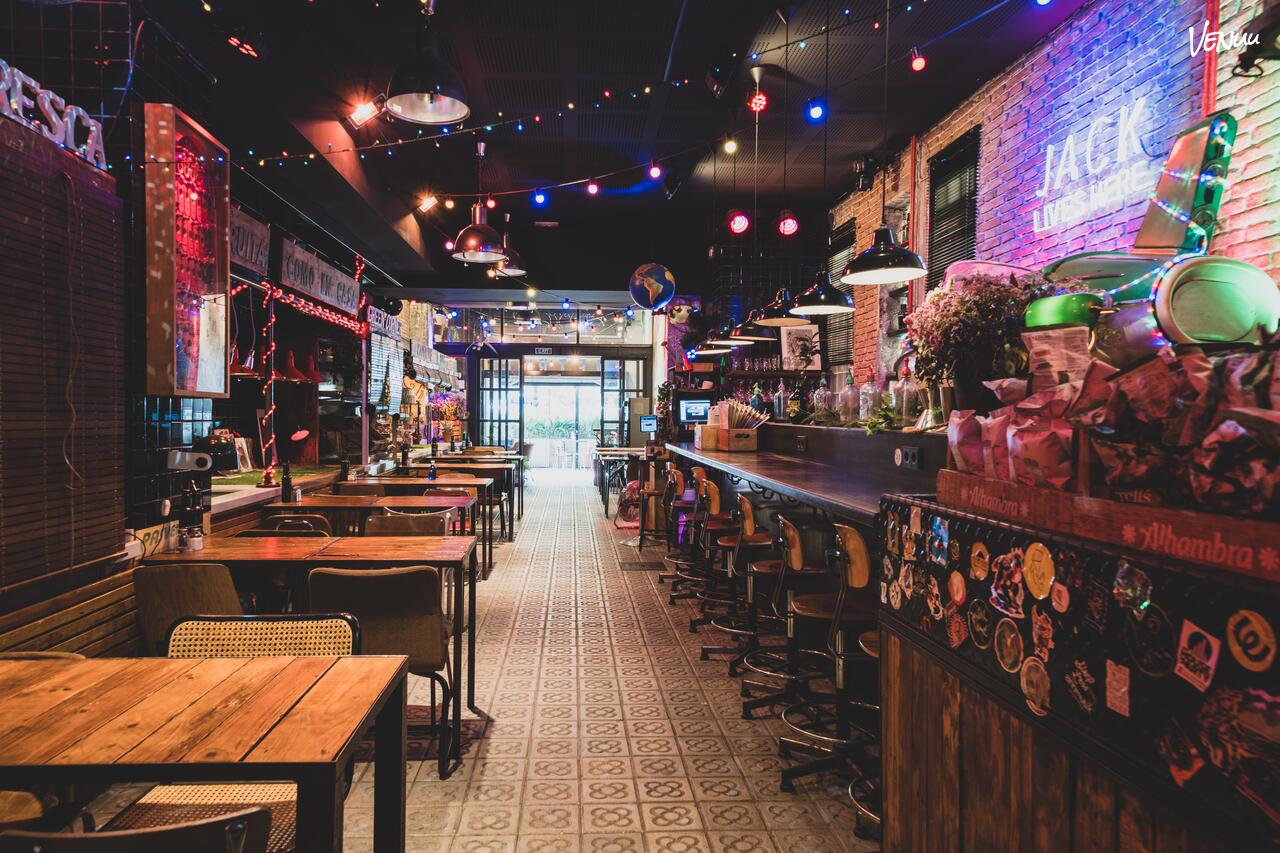 Restaurante Metric Bunker preparado para celebración familiar.