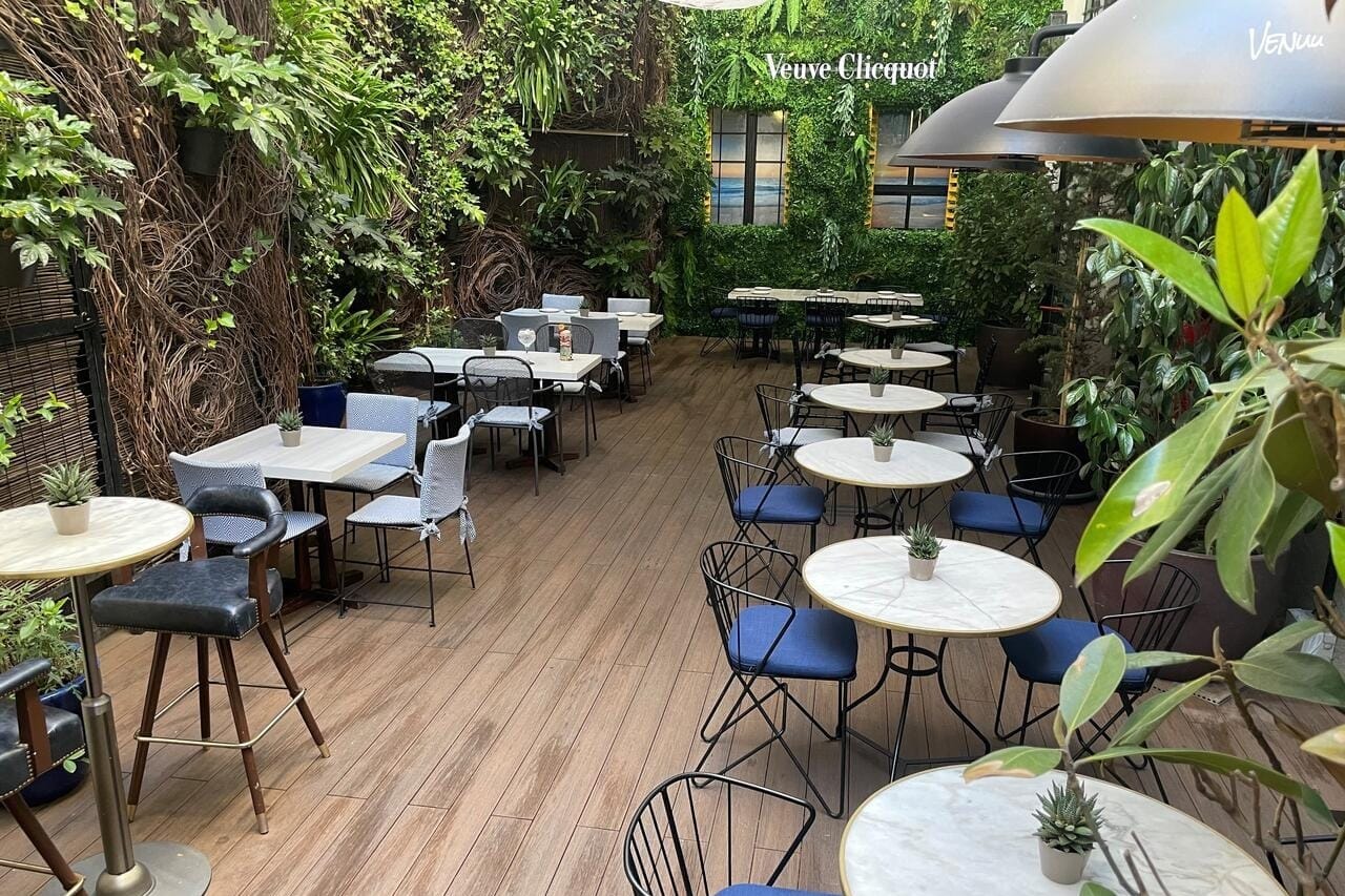 Terraza exterior elegante Only YOU Boutique Hotel en Madrid para baby shower.