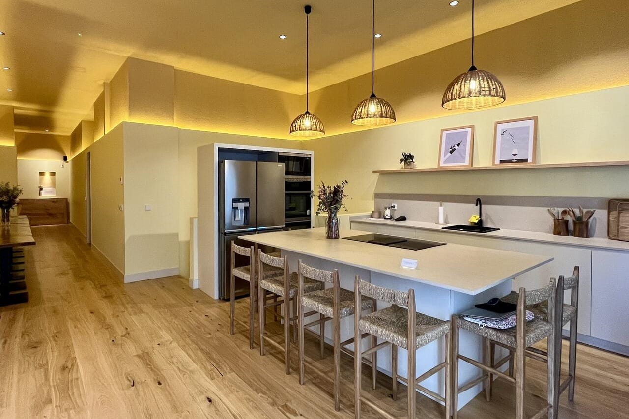 Espacio moderno Origen en Madrid preparado para baby shower personalizado.