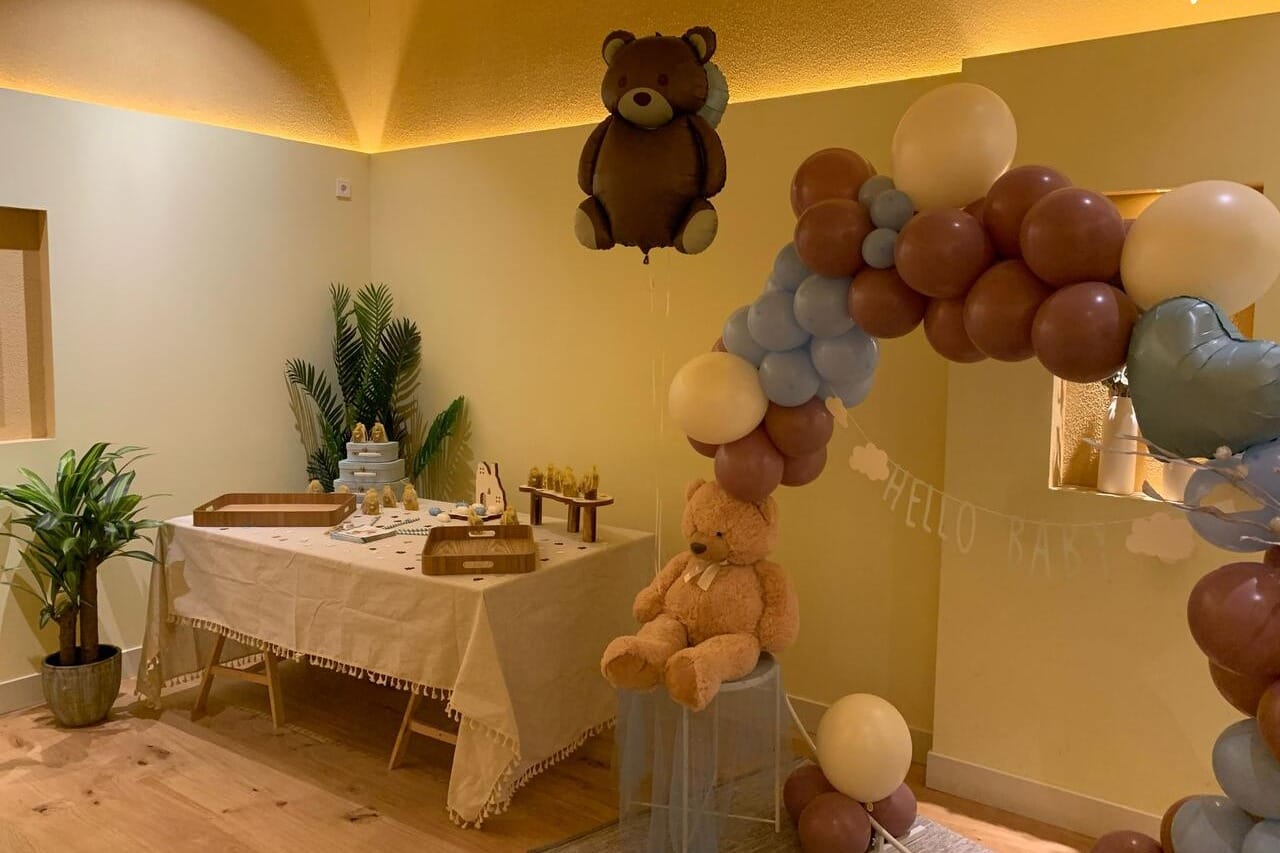  Origen Espacio Eventos Madrid espacio para gender reveal con decoración y mesa dulce.