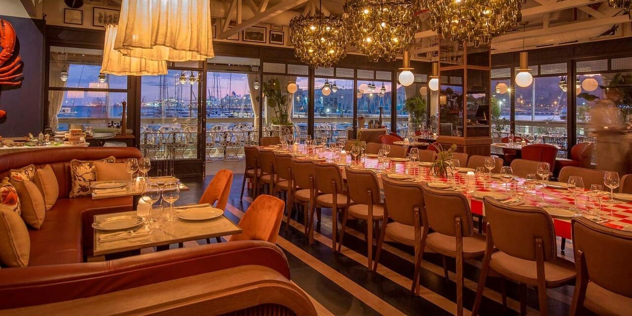 Restaurante italiano con terraza en el puerto de Barcelona ideal para boda tipo cóctel.