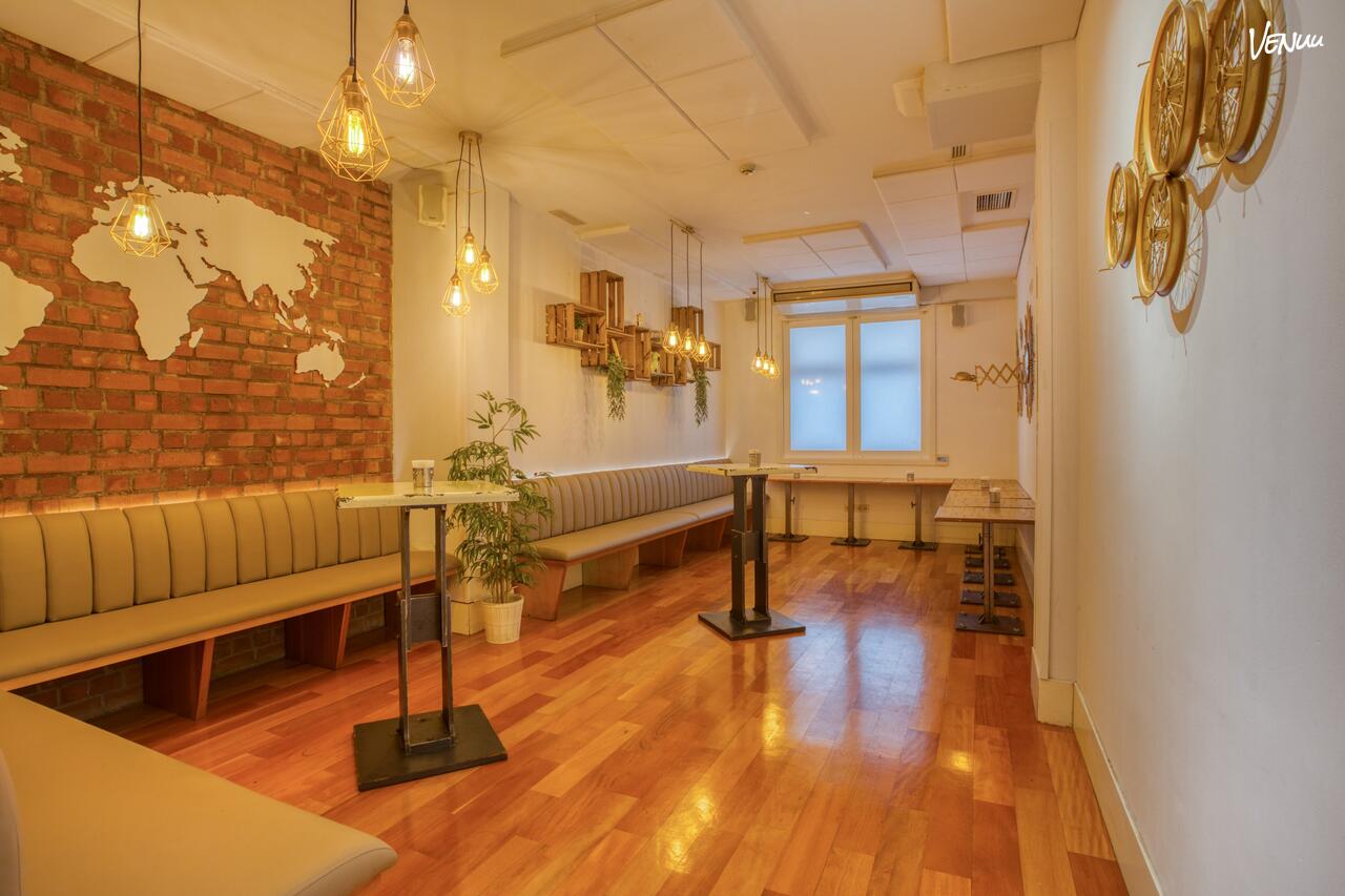 Salón interior del Restaurante La Pilla de Almagro en Madrid preparado para baby shower.