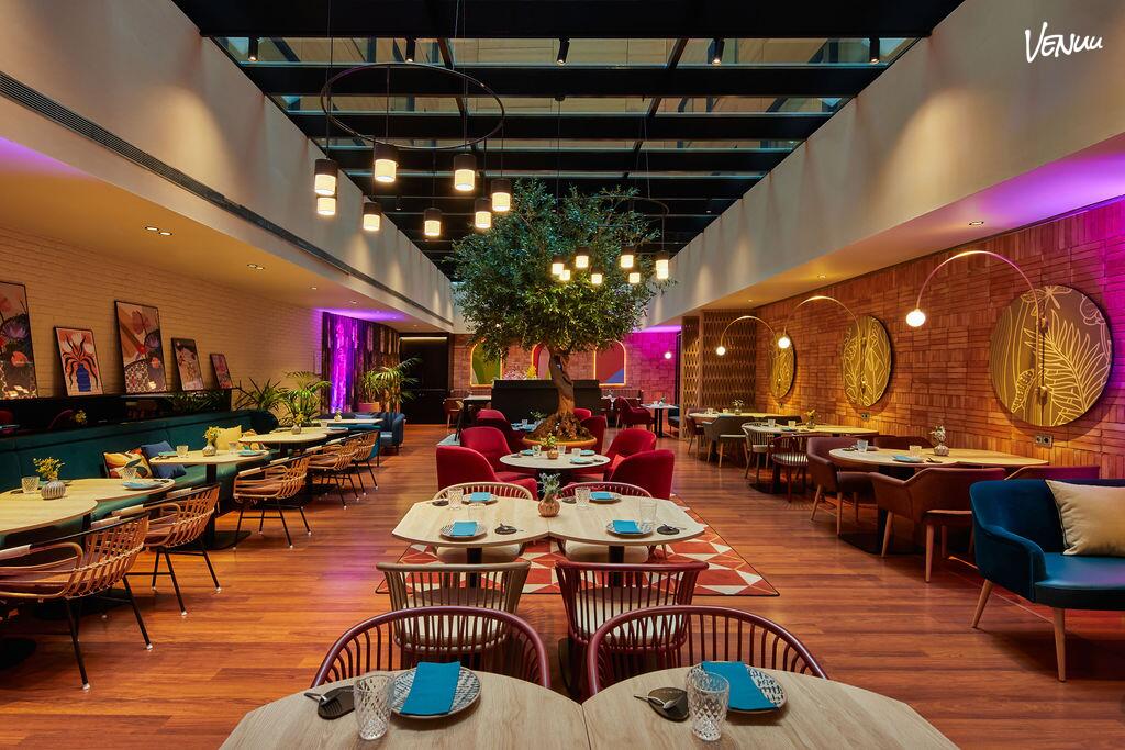 Reversible en Hotel Indigo Barcelona Plaza España, espacio moderno para cenas de empresa.