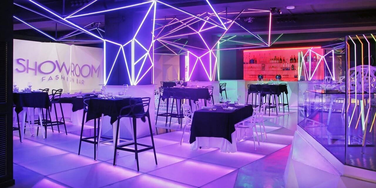 Interior elegante del Showroom Fashion Bar en Barcelona preparado para boda cóctel.