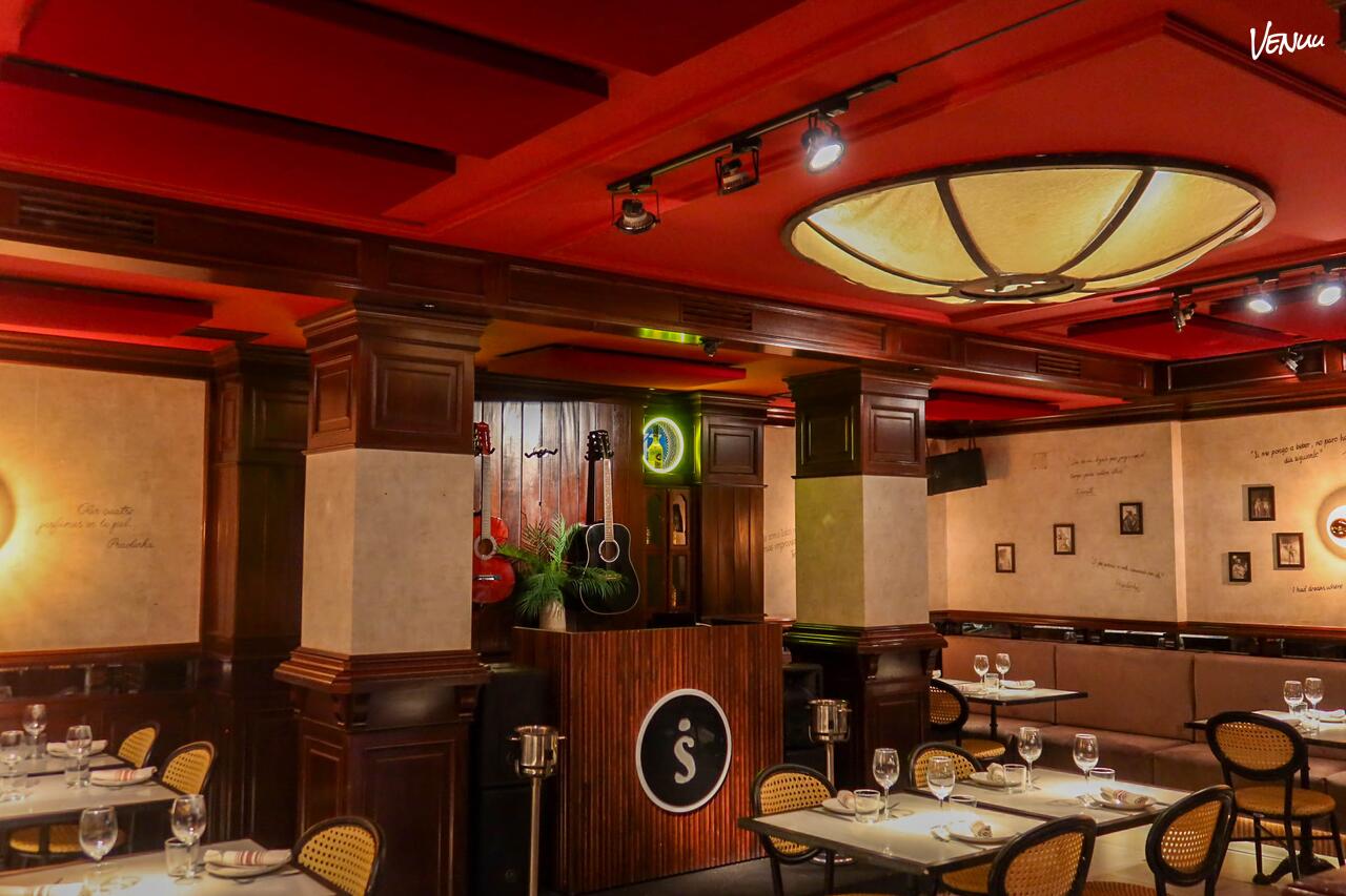 Taberna Salitre Madrid salón chimenea para cena de empresa.