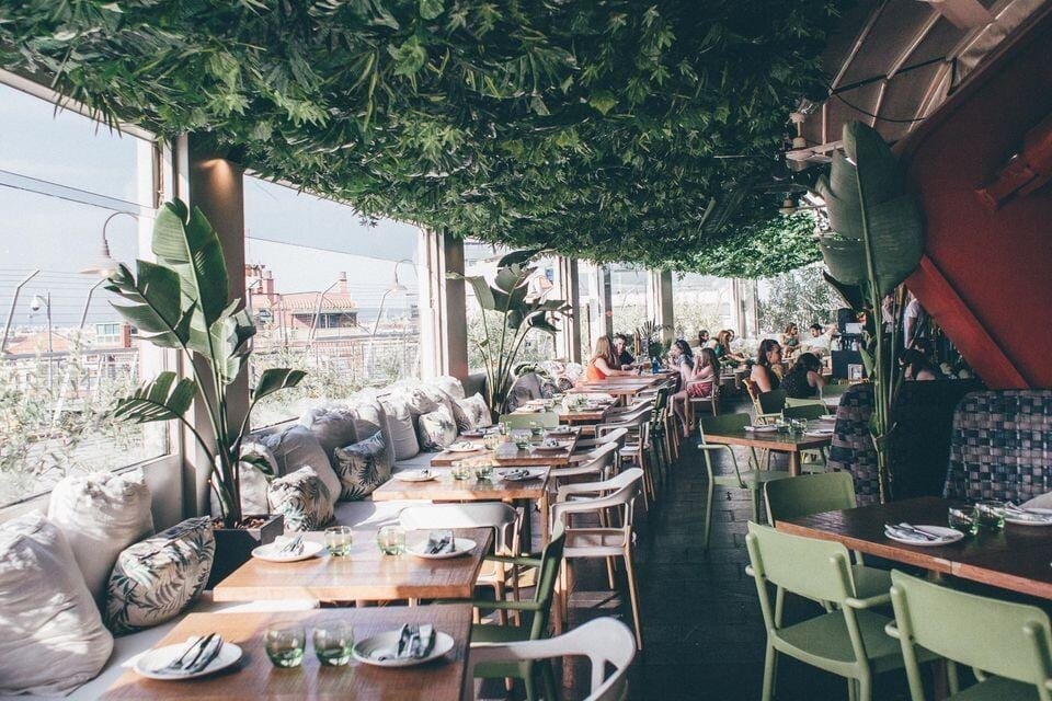 Terraza Vistas 360 preparada para celebración familiar en Barcelona. ---