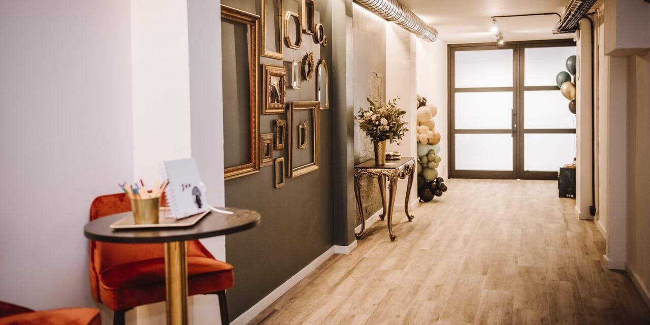 Espacio moderno The Local en Barcelona preparado para boda tipo cóctel.