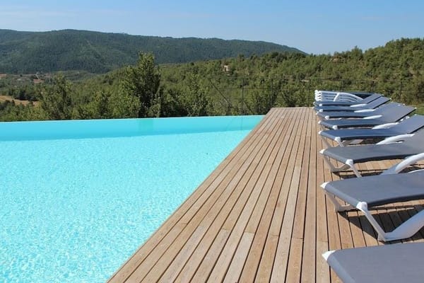 12 Locales para fiestas con piscina en Barcelona: ¡Fiestón y Chapuzón!