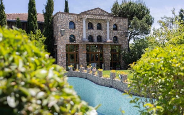 8 Hoteles para Bodas en Madrid con Salones, Jardín y Noche de Bodas Incluida (¡Gracias!)