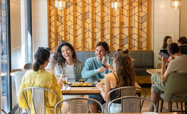 Del Tapeo al Copeteo: 8 Bares para cenas de grupo en Valencia que nunca fallan
